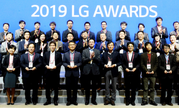 ▲LG는 21일 서울 마곡 LG사이언스파크에서 뛰어난 고객 가치를 창출한 혁신 성과를 공유하고 격려하기 위해 'LG 어워즈(Awards)'를 개최했다.사진은 구광모 (주)LG 대표가 수상자들과 기념촬영을 하고 있는 모습.(사진제공=LG그룹)
