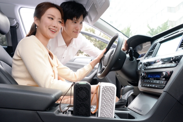 ▲LG전자가 22일 휴대용 공기청정기 ‘LG 퓨리케어 미니 공기청정기’를 출시했다. 모델이 자동차에서 LG 퓨리케어 미니 공기청정기를 사용하고 있다. 사진제공 LG전자