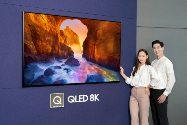 ▲삼성전자 모델들이 삼성 디지털프라자 삼성대치점에서 화질에서 스마트 기능까지 완전히 새로워진 2019년형 'QLED TV'를 소개하고 있다.(사진제공 삼성전자)