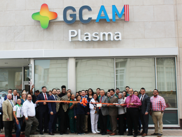 ▲GCAM 직원들이 미국 텍사스주 브라운즈빌에 위치한 GCAM 신규 혈액원 앞에서 기념 촬영을 하고 있다.(사진제공=GC녹십자)