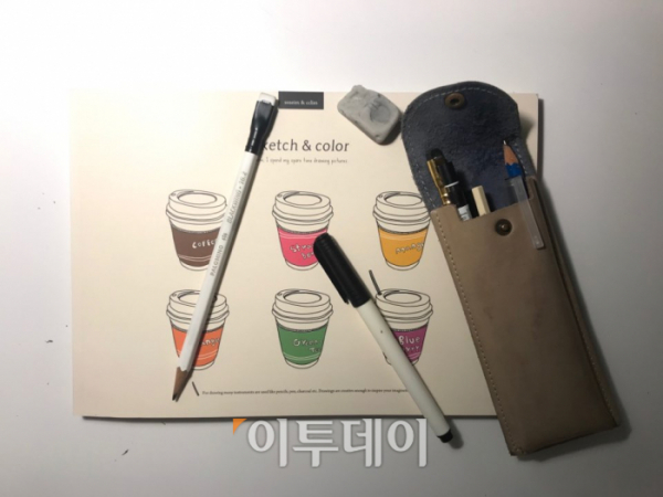 ▲주 작가가 평소 사용하는 연필과 연습장이다. 더 잘 그려내고 싶은 욕심은 많은데, 항상 시간이 부족해 힘들다고 그는 말했다. (나경연 기자 contest@)