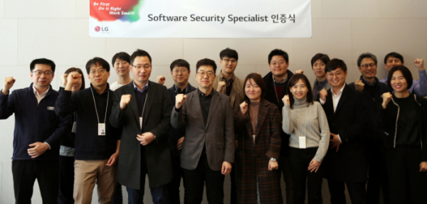 ▲LG전자는 최근 서울 서초구 서초R&D캠퍼스에서 ‘제1회 소프트웨어 보안전문가(Software Security Specialist) 인증식’을 가졌다. 사진은 보안 전문가로 선발된 LG전자 직원 11명과 CTO(최고기술책임자) 박일평 사장(왼쪽에서 일곱 번째) 등이 기념촬영을 하고 있다.(사진제공 LG전자)