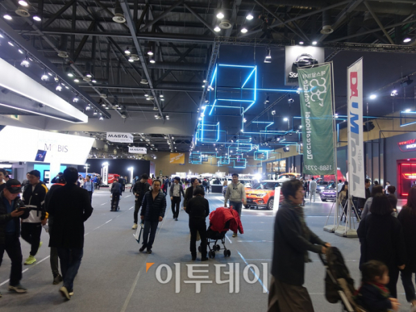 ▲주말 '서울모터쇼' 전시장에는 더 많은 가족단위 관람객이 방문할 것으로 예상된다.(이재영 기자 ljy0403@)