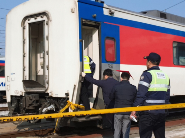 ▲29일 오후 2시 30분께 대전에서 출발, 제천에 도착한 충북선 무궁화 1707호 열차 화장실 변기 내부에서 신생아가 숨져 있는 것을 청소하던 코레일 하청업체 관계자가 발견했다. 사진은 신생아가 발견된 열차의 모습. (연합뉴스)