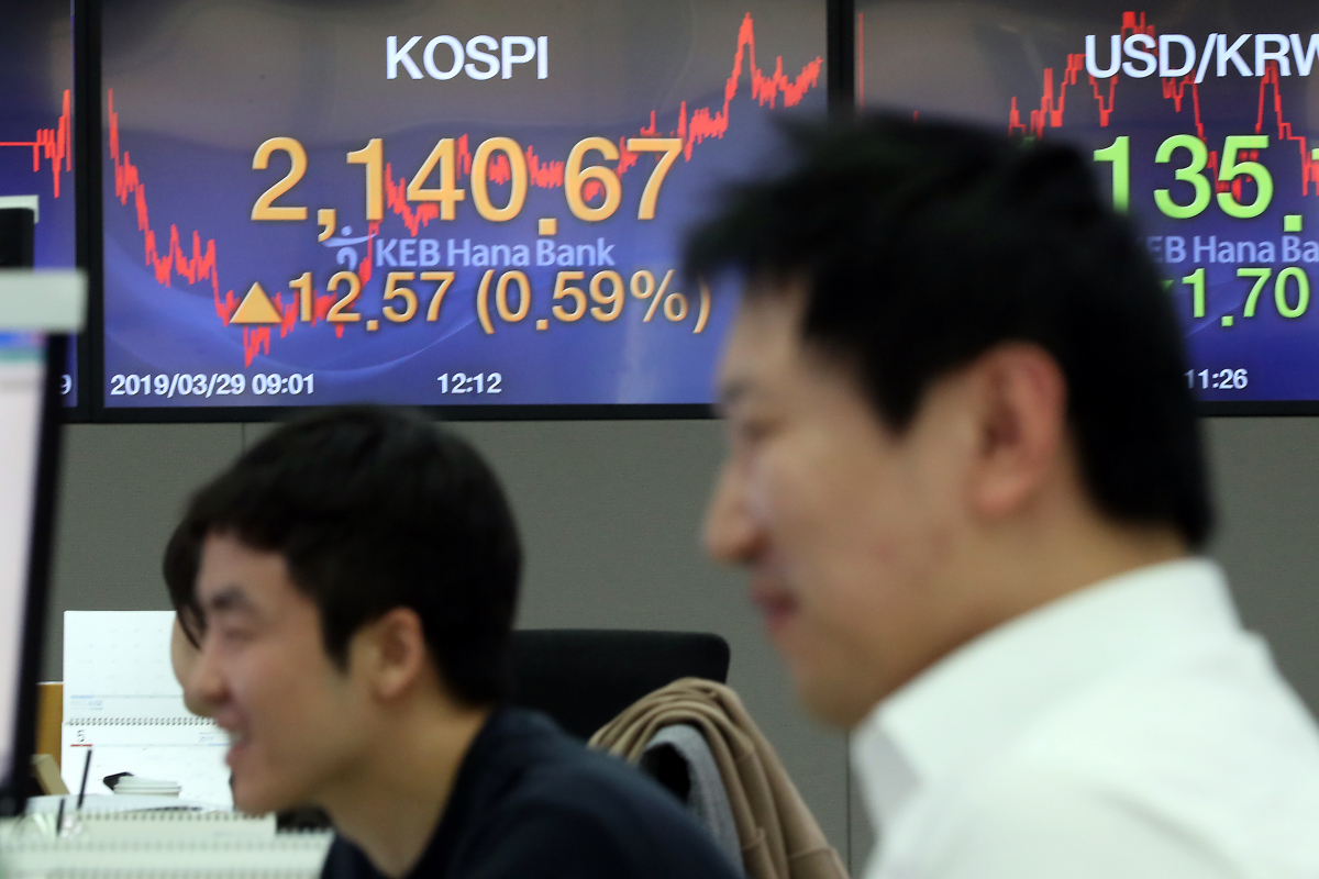 ▲지난달 29일 오후 서울 중구 KEB하나은행 딜링룸에서 딜러들이 업무를 보고 있다.(뉴시스)