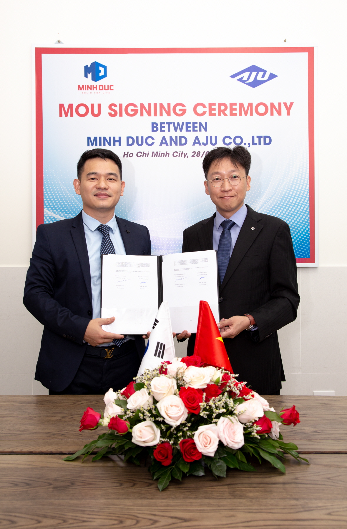 ▲아주산업 자회사인 아주베트남이 베트남 호치민에 위치한 민득 대표사무실에서 양해각서를 체결하고 기념사진을 촬영했다. (왼쪽부터)민득 전무이사 응우옌아잉 중, 아주베트남 박재범 법인장.(사진제공=아주산업)