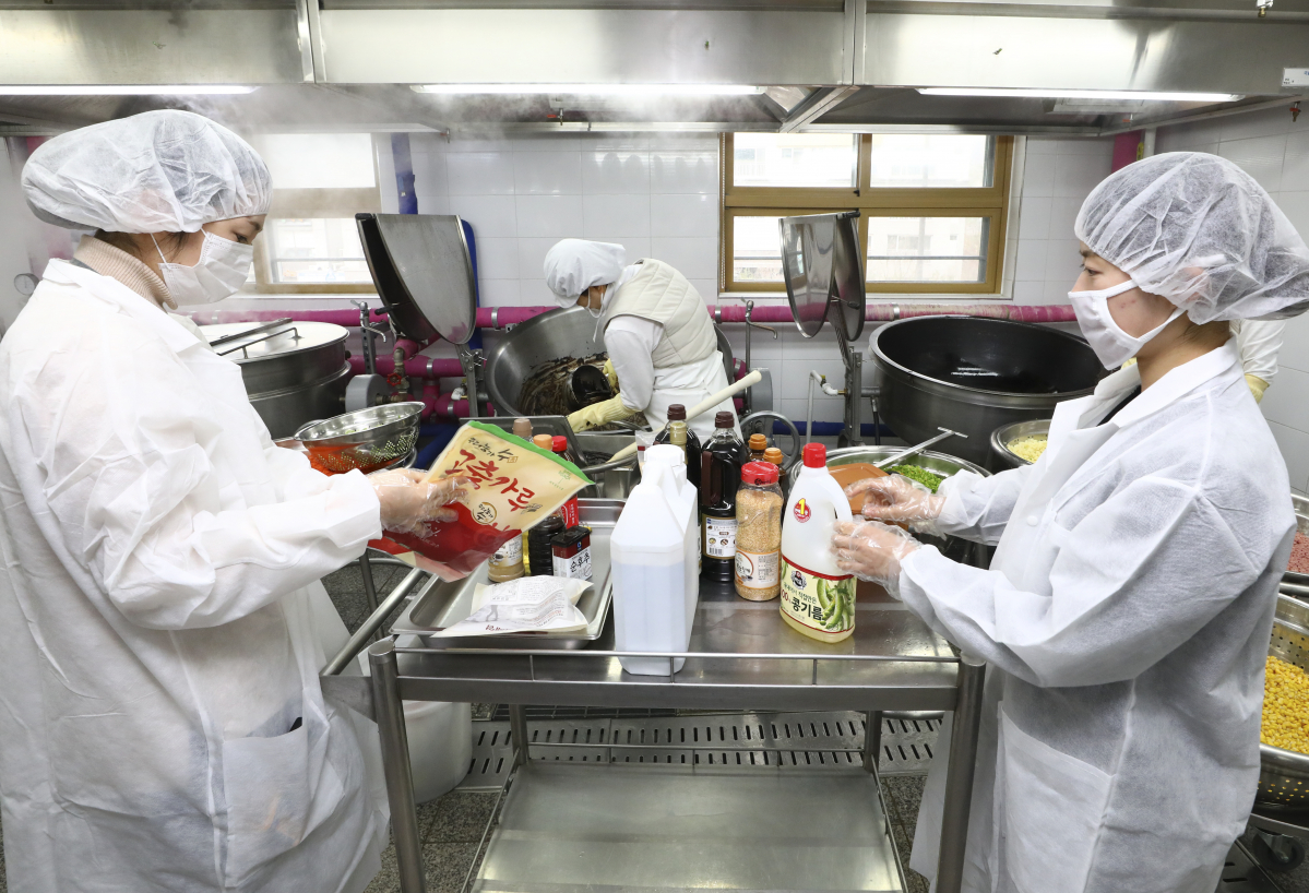▲서울 서초구 언남초등학교 급식실에서 서초구청 위생과, 강남서초교육지원청, 소비자 식품위생감시원으로 이루어진 합동점검반이 학교 급식시설 위생 점검을 하고 있다. 2019.03.06.(뉴시스)