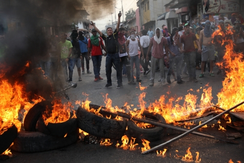 ▲베네수엘라 우레나에서 시민과 군이 충돌한 가운데 시위대가 쌓아 놓은 장애물에 불을 질러 벽을 만들고 시위를 벌이고 있다. 우레나/AP뉴시스