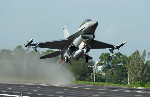 ▲대만 중남부에 위치한 자이시에서 공군 훈련장에서 대만 공군의 F-16 전투기가 활주로에서 이륙 중이다. AP뉴시스
