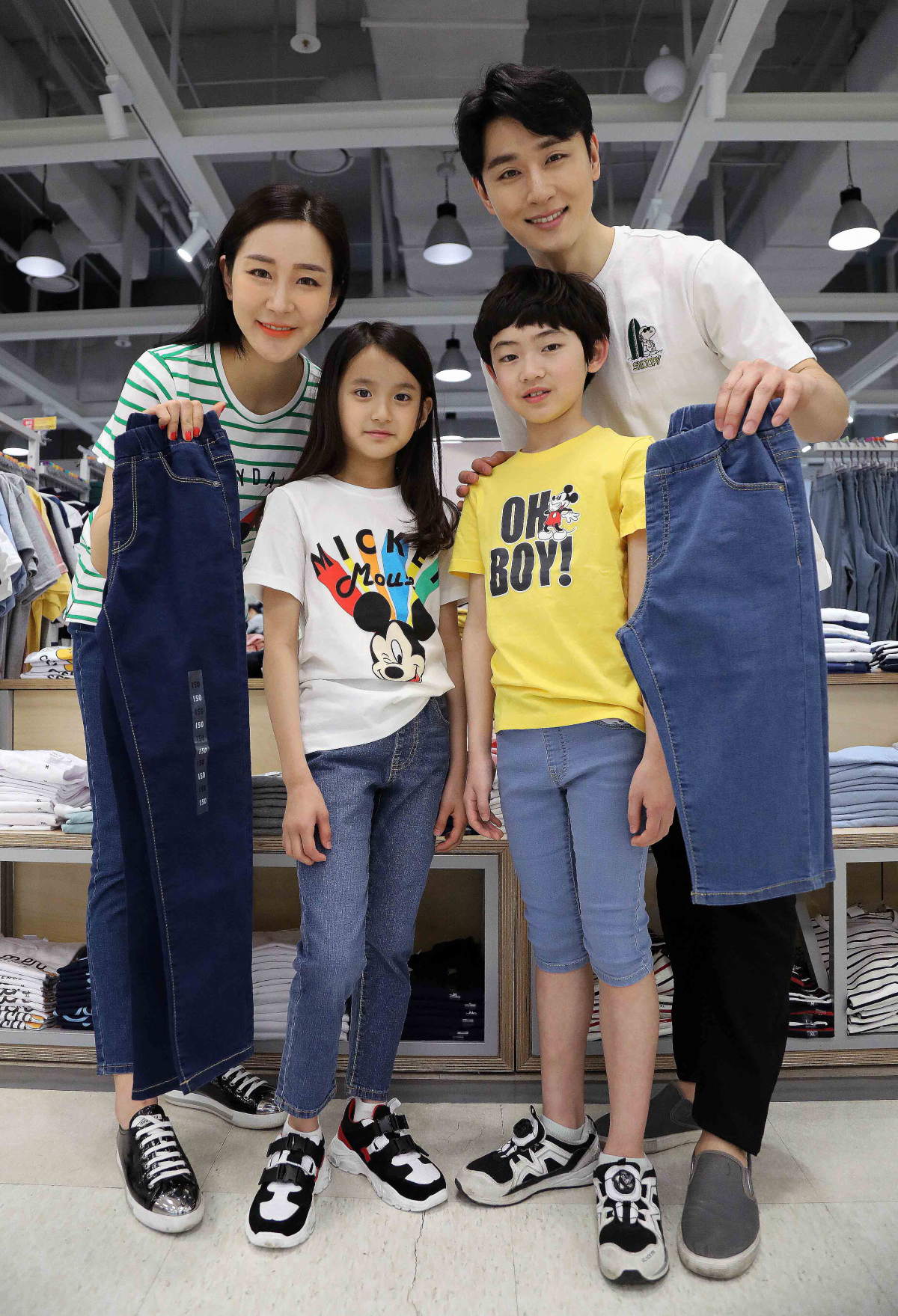 ▲1일 오전 이마트 용산점에서 모델들이 데이즈 패밀리위크를 맞아 9,900원 국민 청바지와 다양한 티셔츠를 선보이고 있다.(사진제공=이마트)