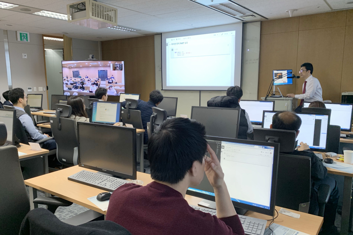 ▲지난 3월 25일 코스콤 여의도 본사에서 진행된 금융분석 전문가 교육 첫 날 연세대학교 학생들이 원격교육으로 여의도와 원주에서 동시에 수강하고 있다. 