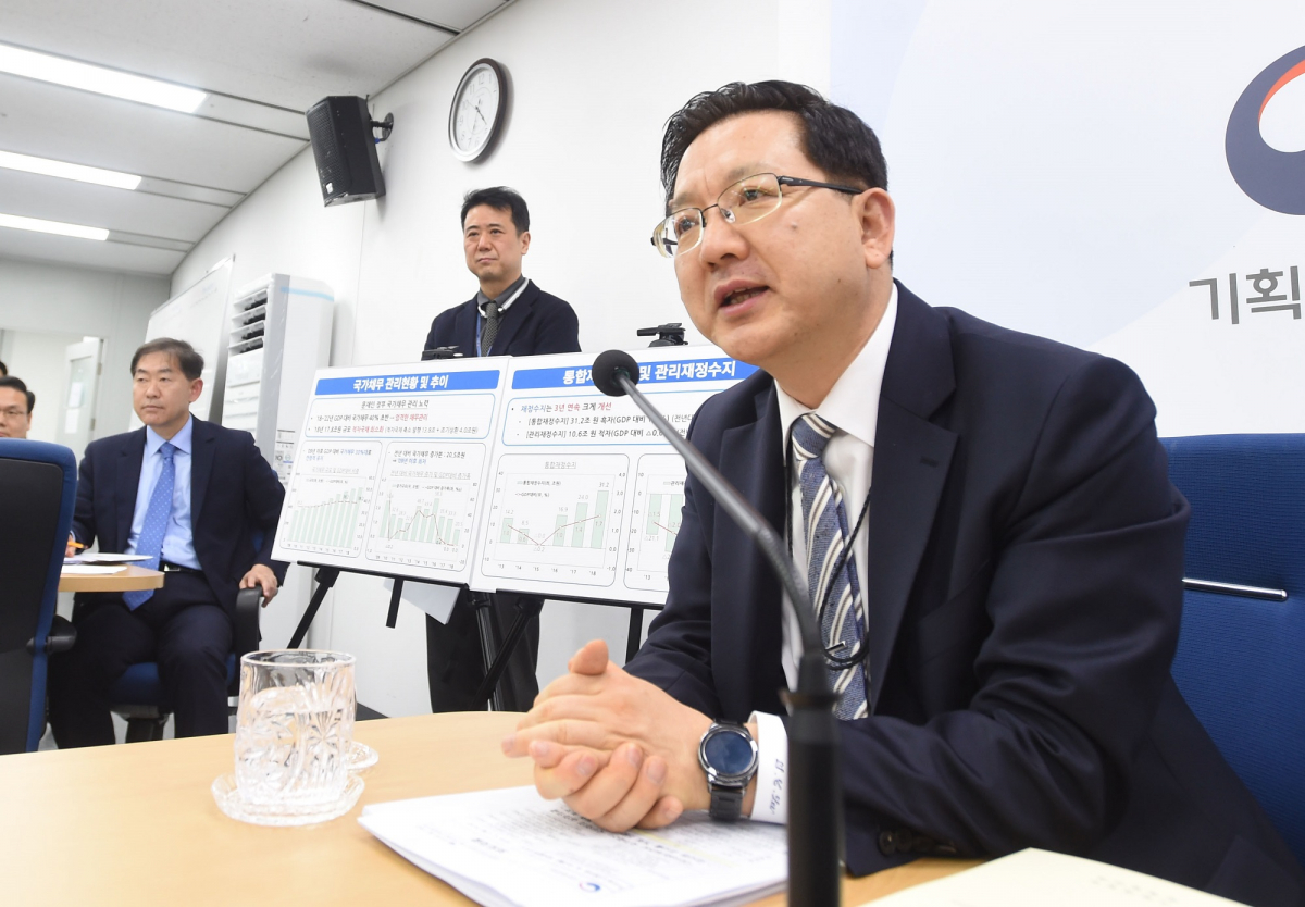 ▲이승철 기획재정부 재정관리관이 1일 정부세종청사에서 '2018회계연도 국가결산' 관련 브리핑을 하고 있다.(사진제공=기획재정부)