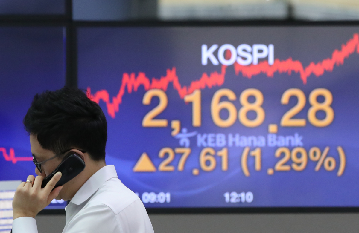 ▲1일 코스피지수는 전 거래일 대비 27.61포인트(1.29%) 오른 2168.28에 장을 마쳤다.