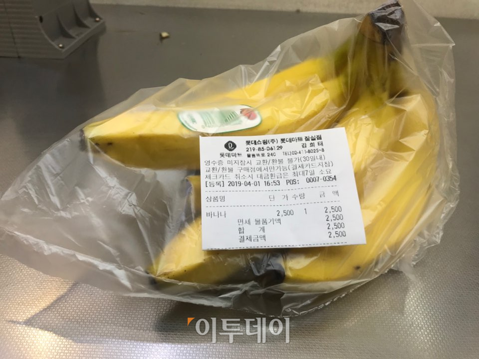 ▲시험 삼아 기자가 직접 바나나를 속 비닐에 담아 구매해봤다. 계산대에 있던 직원들은 바나나가 속 비닐이 사용 가능한 상품인지 계속 헷갈려 하는 모습을 보였다. 기자는 속 비닐에 담은 바나나를 계산하고 아무 제지 없이 밖으로 가져갈 수 있었다. (나경연 기자 contest@)