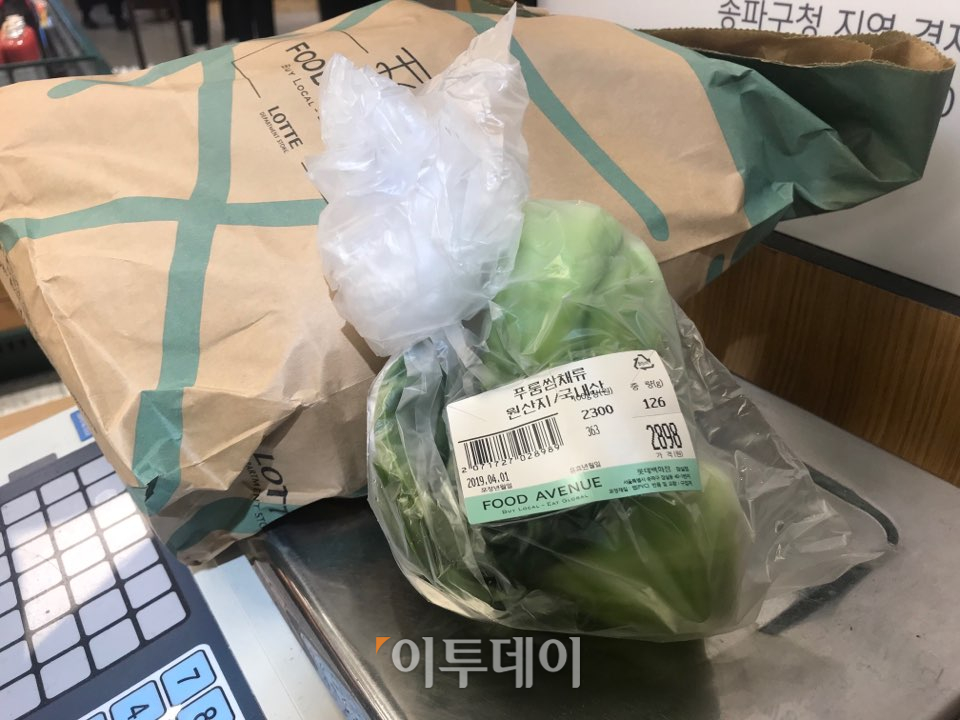 ▲기자는 이날 마트에서 바나나를, 백화점 식품마트에서 오렌지와 청경채를 구매했다. 마트에서는 바나나를 속 비닐에 담아올 수 있었고, 백화점 식품마트에서는 친환경 종이쇼핑백을 100원에 구매했다. (나경연 기자 contest@)