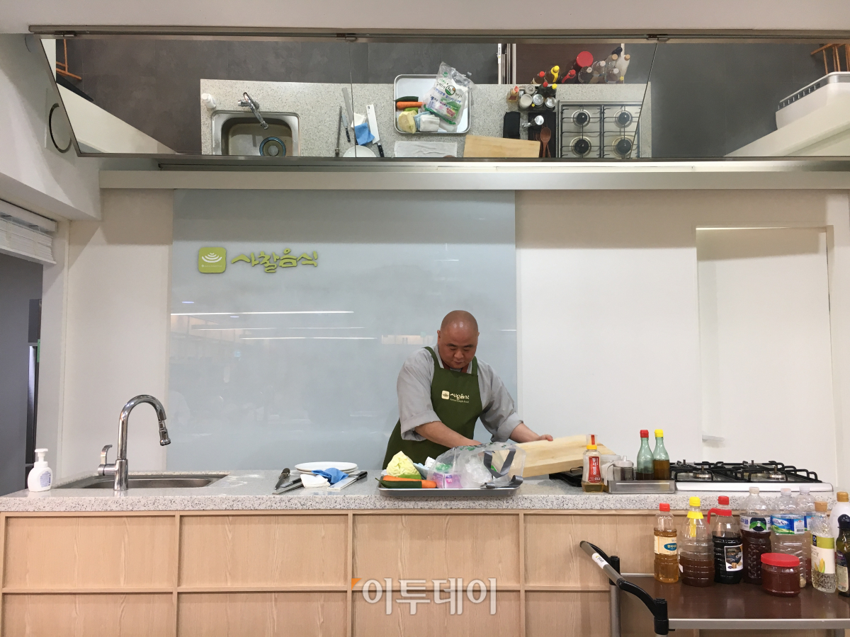 ▲우일 스님은 '제1회 사찰음식 전문강사 양성과정' 수료식에서 강의 시연을 하고 있다.(김소희 기자 ksh@)