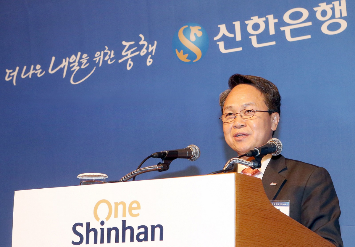 ▲2일 서울 중구 을지로 소재 롯데호텔에서 진행된 ‘우수 고객 초청 조찬 세미나’에서 진옥동 신한은행장이 참석 고객들에게 감사의 말씀을 전하고 있다.(신한은행)