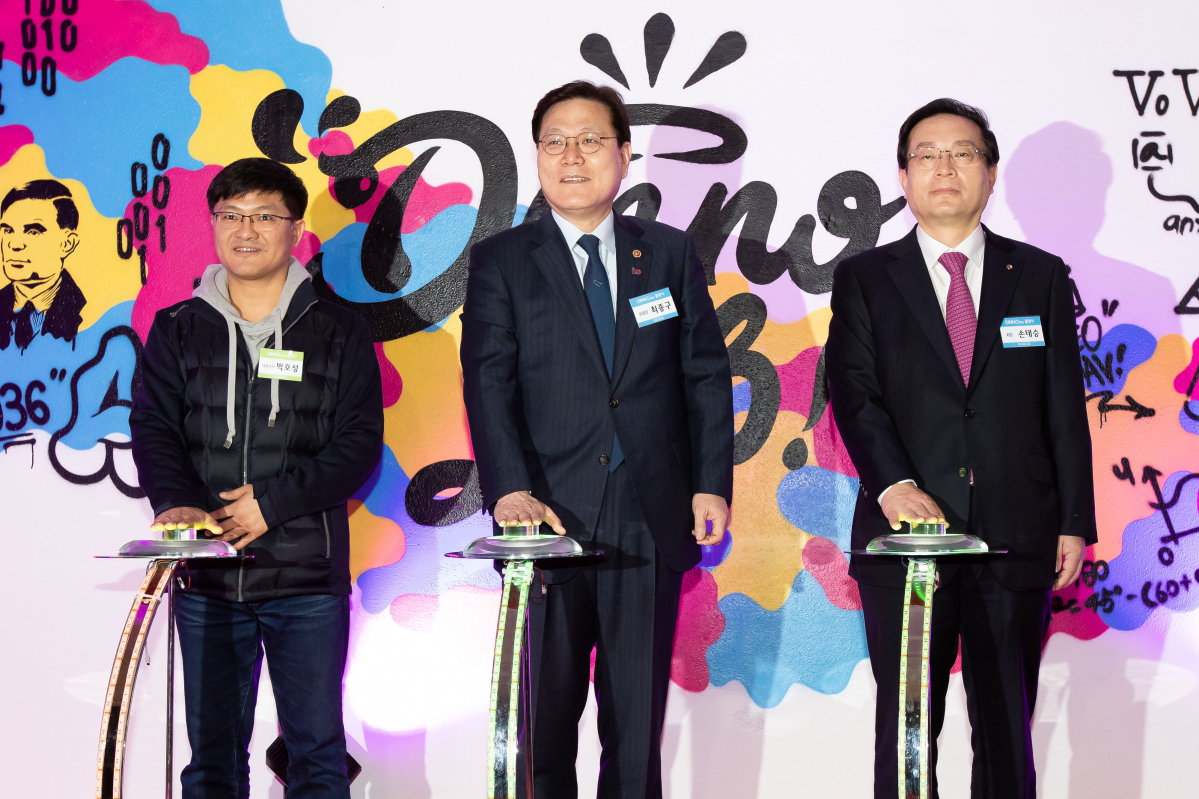 ▲최종구 금융위원장(가운데)과 손태승 우리금융지주 회장(오른쪽)이 3일 서울 여의도에서 열린 우리은행 '디노랩' 현판 제막식에 참석한 후 기념촬영을 하고 있다.(사진제공=금융위원회)