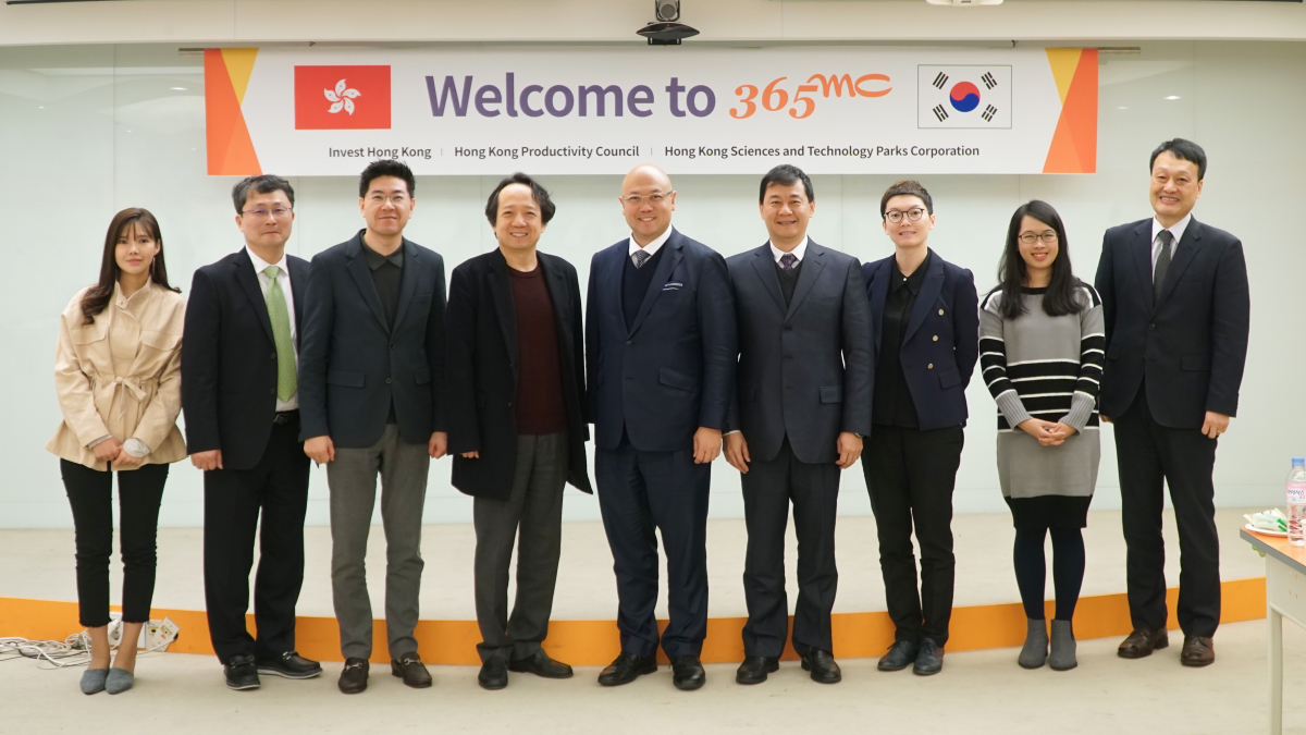 ▲지난 26일 한국투자청 찰스 응 부청장을 비롯한 관계자들은 지난달 서울 365mc병원을 찾아 인공지능 지방흡입 시스템(M.A.I.L SYSTEM) 적용 수술 환경 등을 참관하고 병원의 첨단 의료기기 및 인공지능 지방흡입 시스템 적용 사례를 살펴봤다. (365mc)