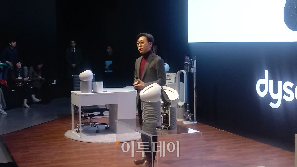 ▲손병욱 <사진> 다이슨코리아 사장이 3일 서울 강남구 K현대미술관에서 열린 신제품 발표회에서 AS 개선책을 발표하고 있다. (한영대 기자 yeongdai@)
