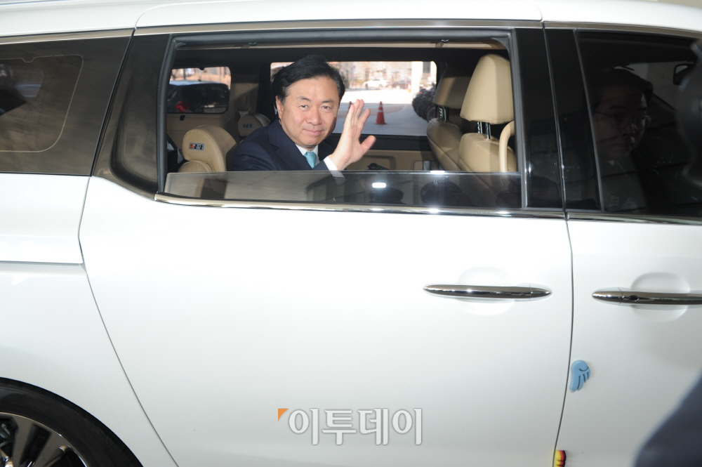 ▲김영춘 해양수산부 장관이 3일 정부세종청사에서 이임식을 마치고 마지막 인사를 하고 있다. (사진제공=해양수산부)