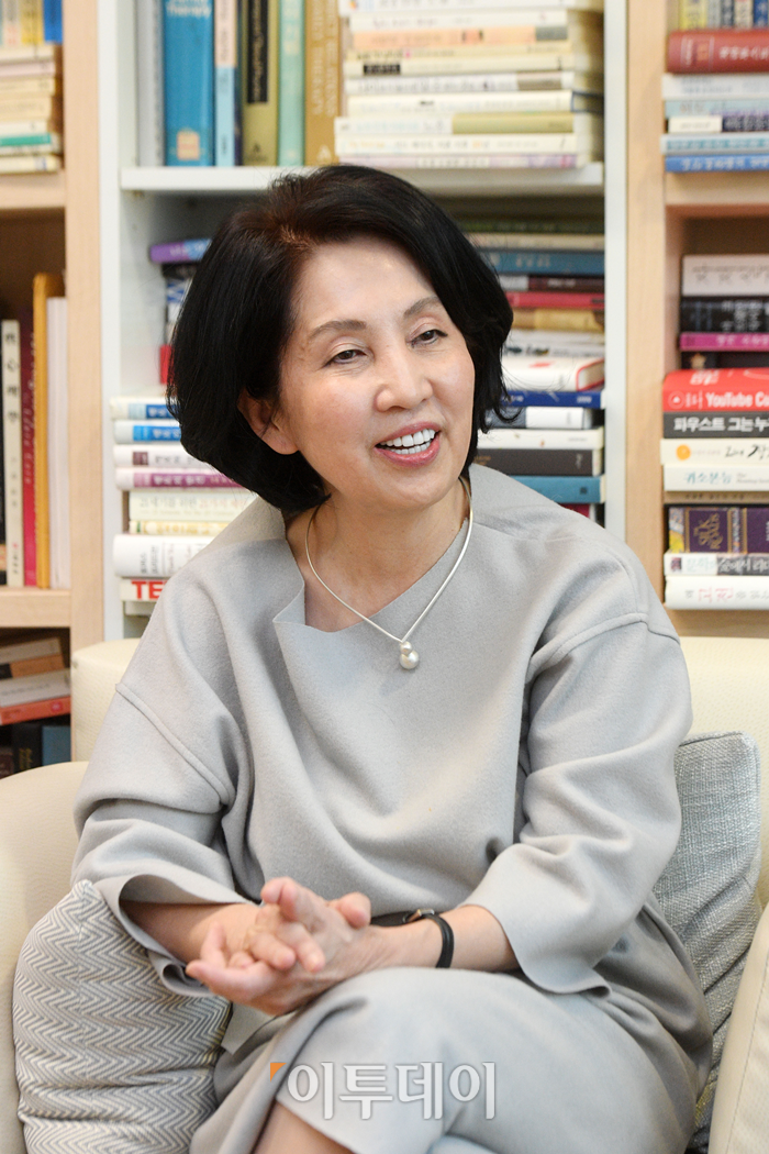 ▲'나는 까칠하게 살기로 했다'로 베스트셀러 작가 반열에 오른 양 박사는 최근 '담백하게 사는 것'이라는 책을 내놓았다. 그는 "까칠함과 담백함은 동전 양면과 같다"며 "까칠하게 살기 위해서는 내면을 담백하게 다스려야 한다"고 했다. 고이란 기자 photoeran@