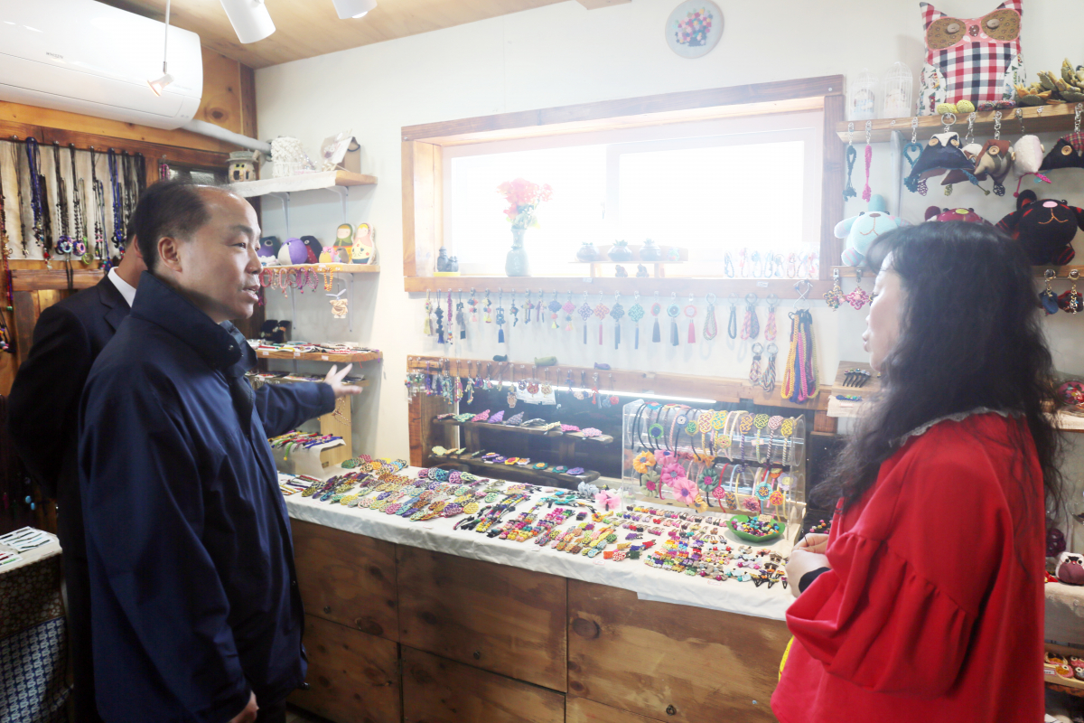 ▲조봉환 소진공 이사장(사진왼쪽)이 시장상인과 대화를 나누고 있다 사진제공 소상공인시장진흥공단