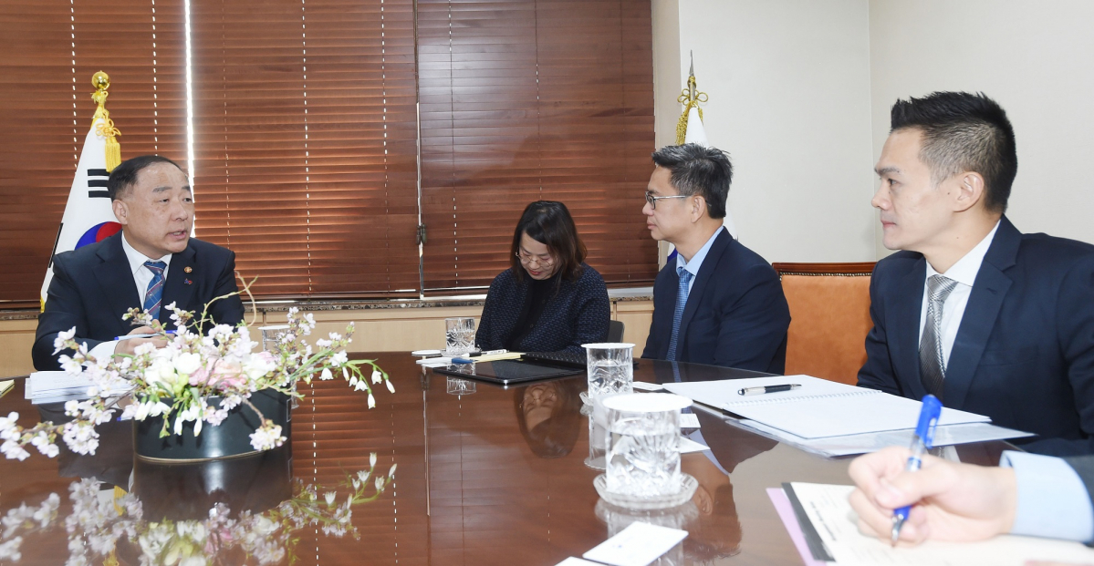 ▲홍남기 경제부총리 겸 기획재정부 장관이 3일 광화문 정부서울청사에서 신용평가사 S&P 연례협의단과 면담을 하고 있다. 왼쪽부터 홍남기 부총리, 킴 앵탄 S&P 아태지역 국가신용등급 담당 선임이사, 이판 푸아 이사.(사진제공=기획재정부)