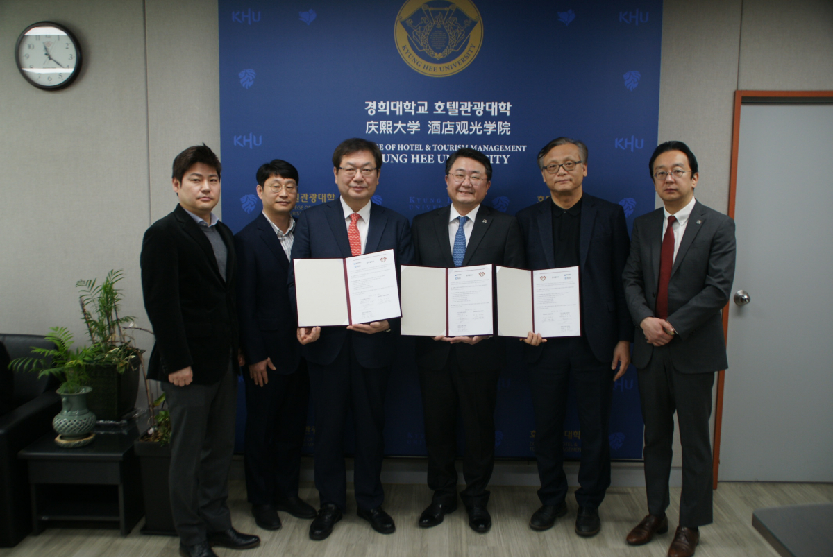 ▲액시스-마그나인베스트먼트와 경희대 관계자들이 협약식 이후 기념촬영을 하고 있다.(사진 = SGA솔루션즈 제공)