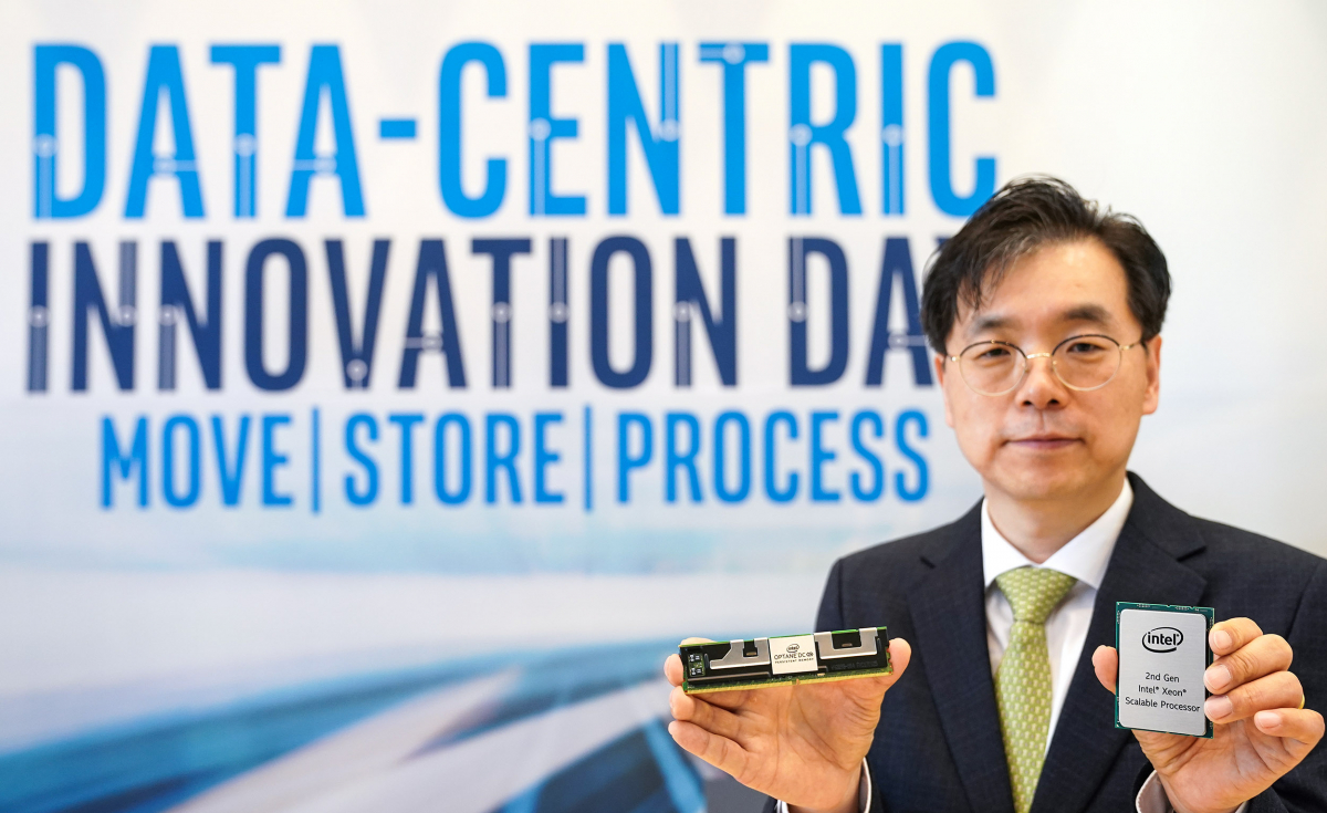 ▲인텔코리아 나승주 상무가 2세대 인텔 제온 스케일러블 프로세서와 인텔 옵테인 DC 퍼시스턴트 메모리를 들고 있다.(사진제공=인텔코리아)