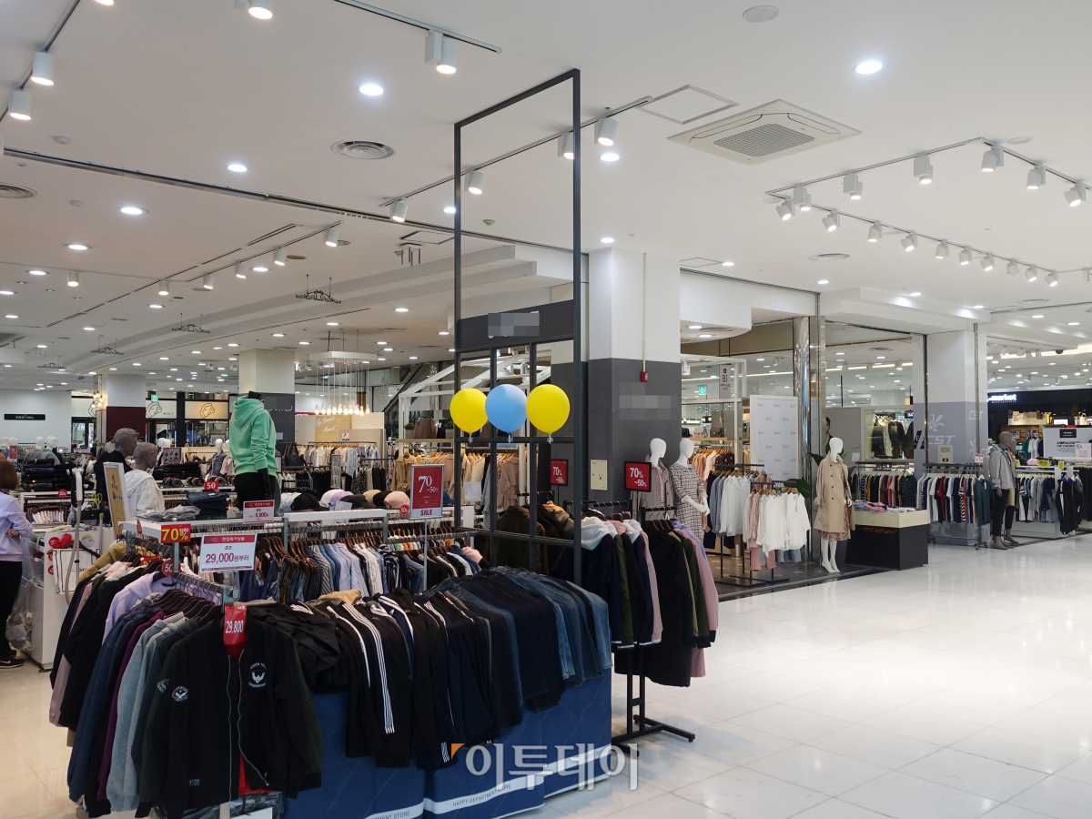 ▲1~3층까지는 평범한 백화점과 구성이 동일하다는 점이 아쉽다. (김정웅 기자 cogito@)