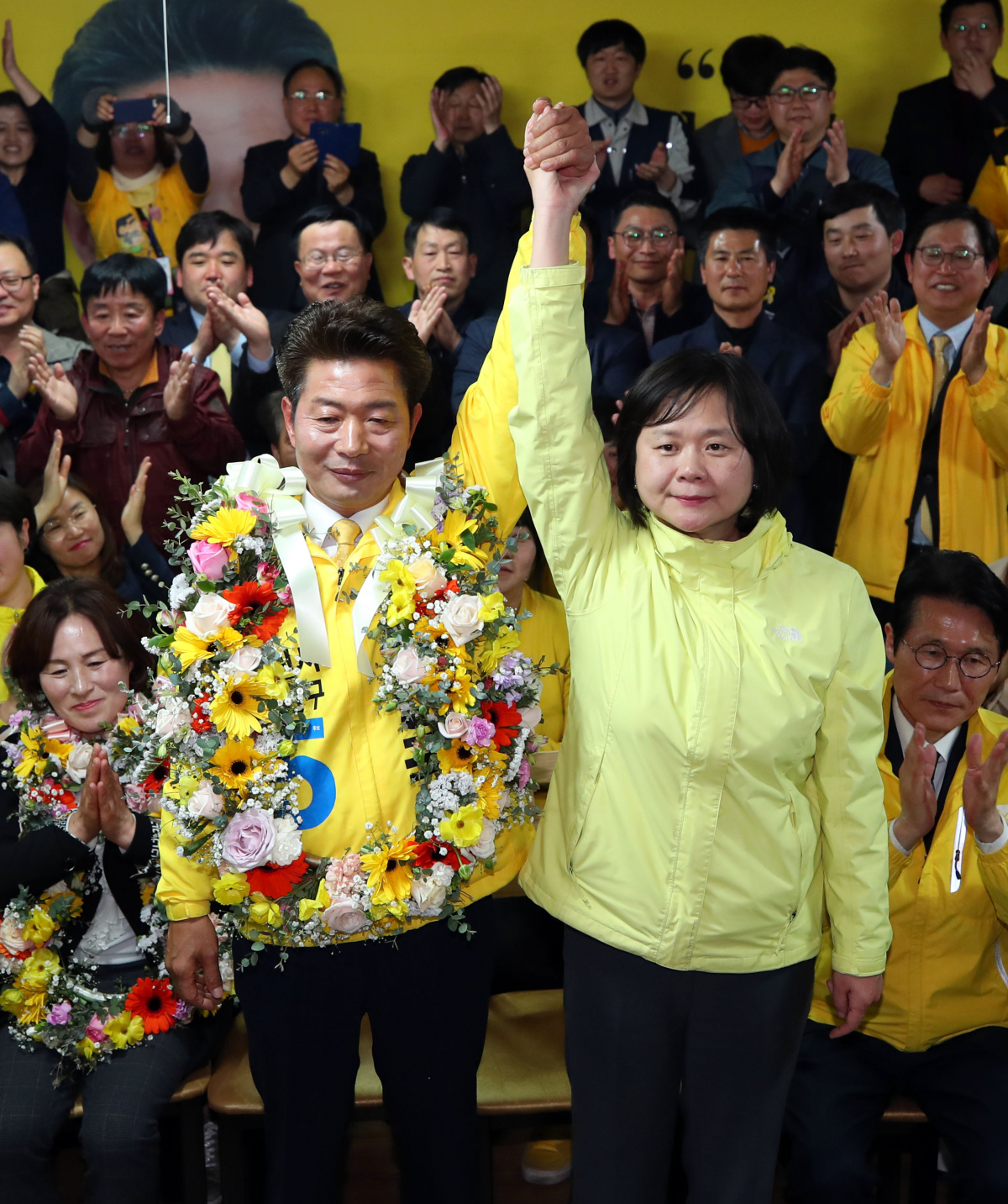 ▲4·3 국회의원 보궐선거 창원성산에 출마한 정의당 여영국 후보(왼쪽)가 3일 오후 창원시 선거사무실에서 당선이 확실해지자 이정미 대표와 환호하고 있다. (연합뉴스)