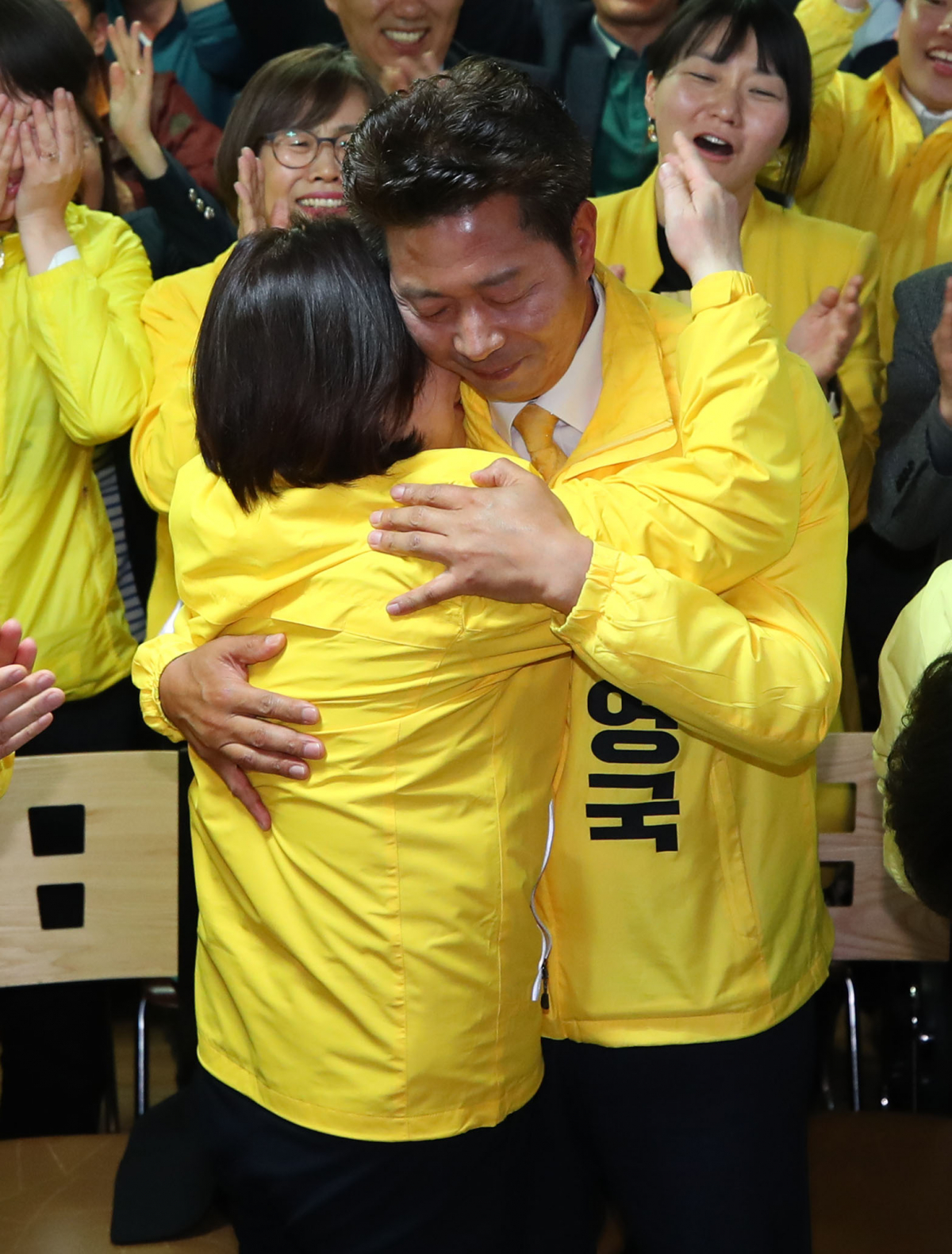 ▲4·3 국회의원 보궐선거 창원성산에 출마한 정의당 여영국 후보가 3일 오후 창원시 선거사무실에서 당선이 확실해지자 심상정 의원과 포옹을 하고 있다. (연합뉴스)