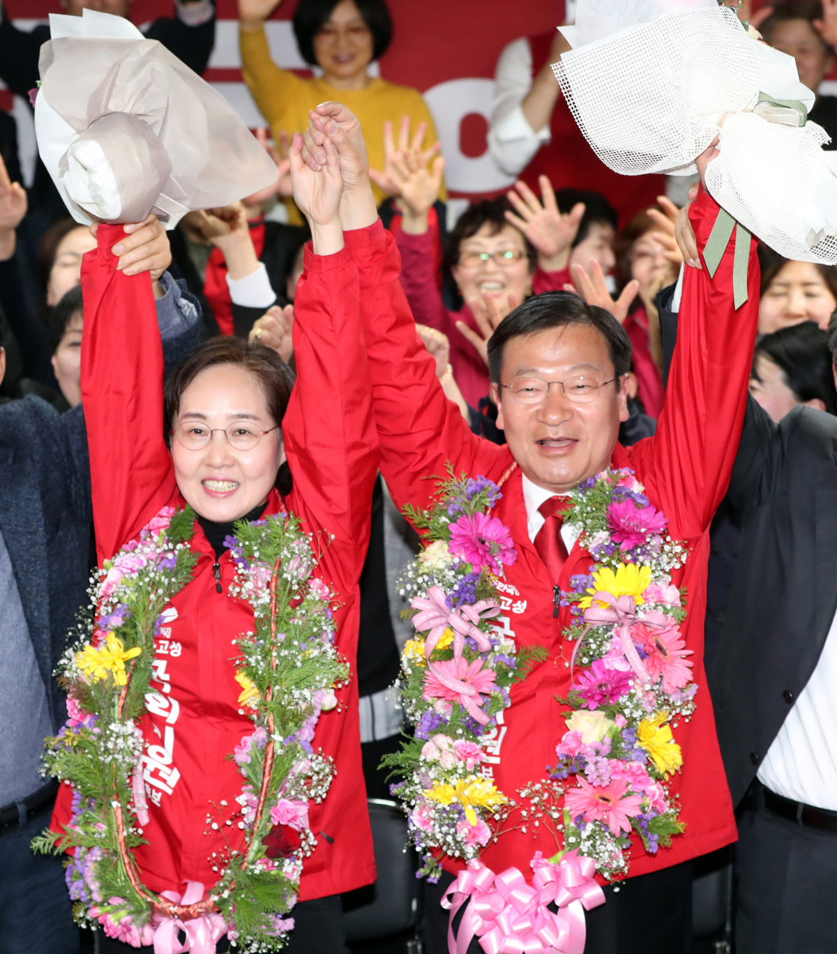 ▲4·3 보궐선거 통영고성에 출마한 자유한국당 정점식 후보와 부인 최영화 씨와 함께 환호하고 있다.(사진=연합뉴스)