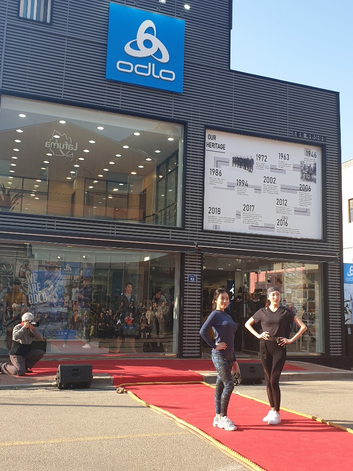 ▲지난 3일 서울 북한산성 입구에 위치한 '오들로' 국내 1호점 앞에서 론칭기념 패션쇼가 열리고 있다.(사진=이재훈 기자)