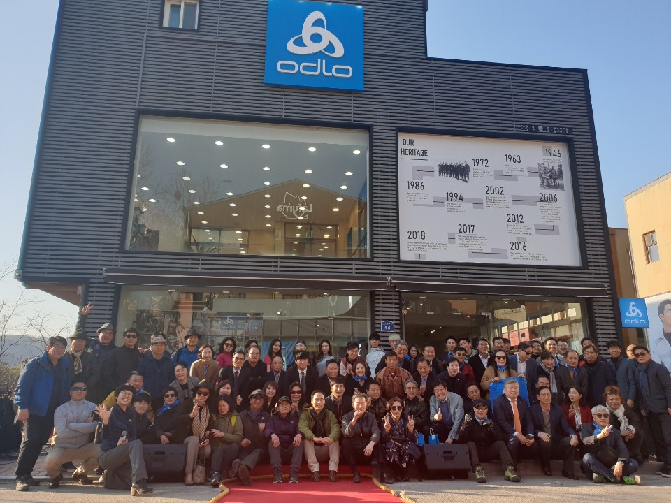 ▲지난 3일 서울 북한산성 입구에 위치한 '오들로' 국내 1호점 앞에서 론칭기념 단체사진 촬영이 진행되고 있다.(사진=이재훈 기자)