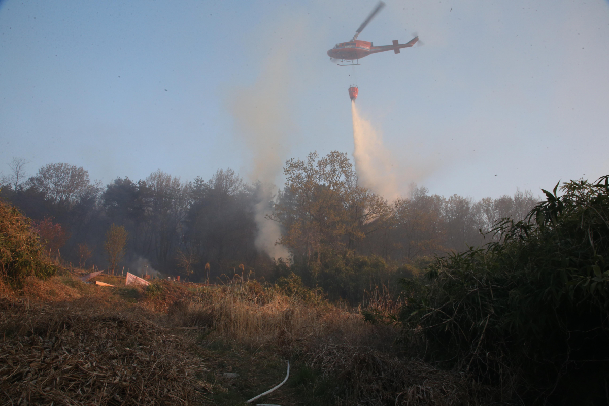 ▲4일 오전 경북 포항시 남구 대송면 운제산 자락에서 헬기가 불이 난 지점에 물을 쏟아붓고 있다. (연합뉴스)