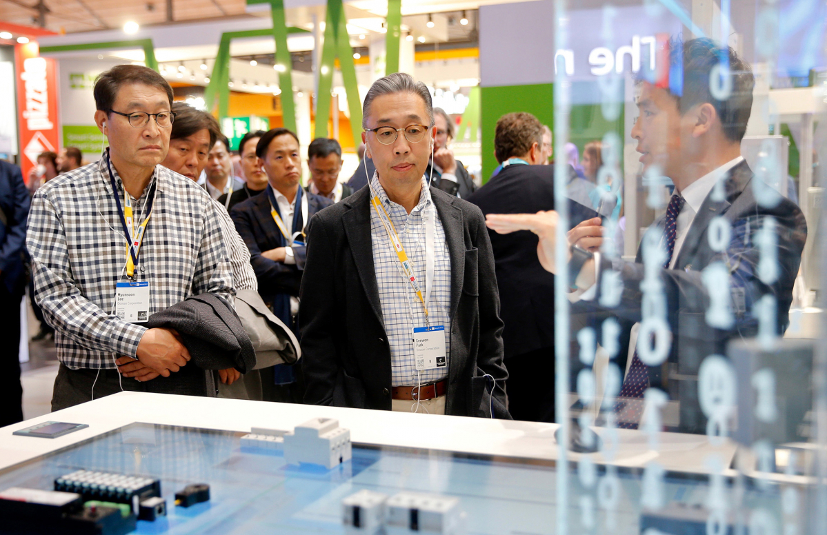 ▲박지원 두산그룹 부회장(왼쪽에서 두 번째)이 하노버 메세 2019 전시회의 독일 지멘스(Siemens) 전시관에서 발전용 사물인터넷 솔루션에 대한 설명을 듣고 있다.(사진제공=두산그룹)
