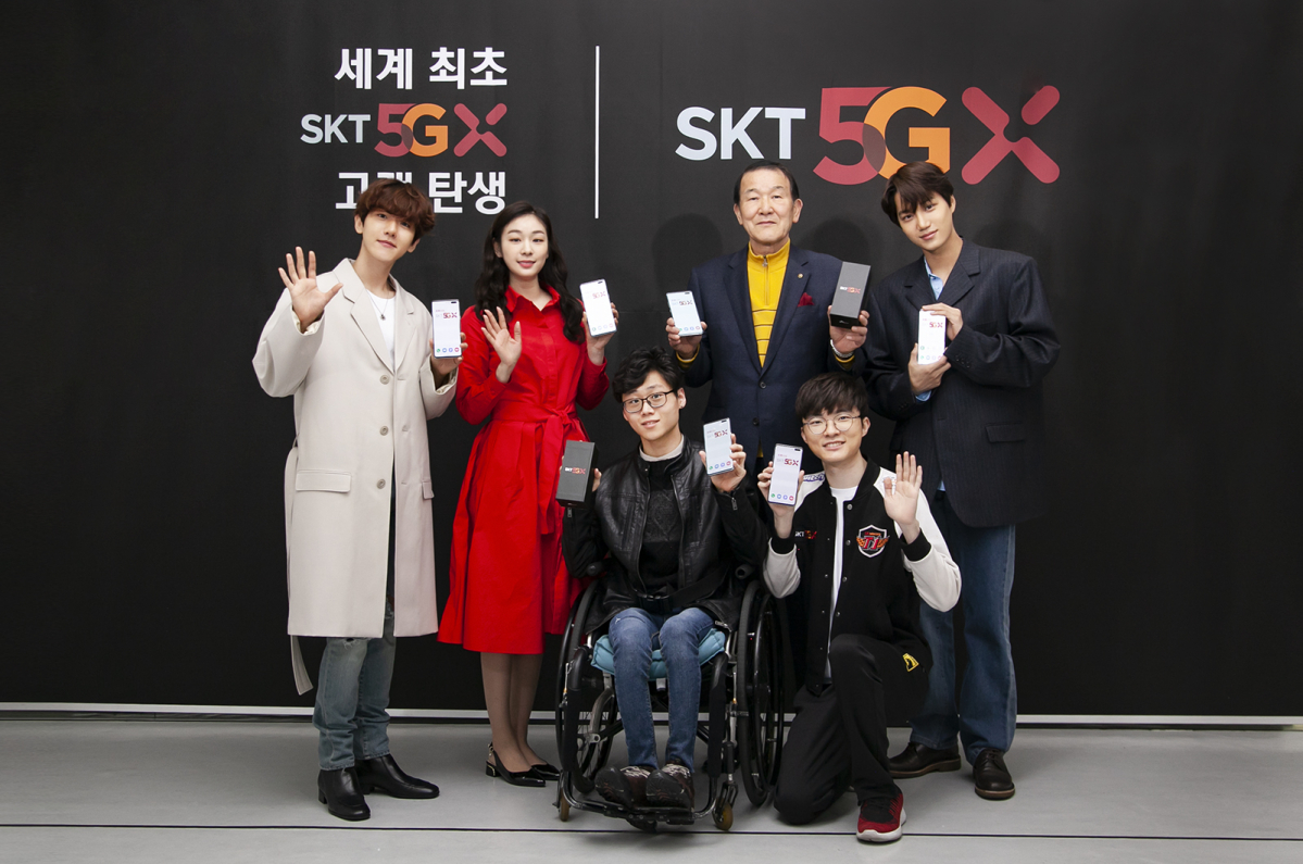 ▲:(사진 왼쪽부터) EXO의 카이, 김연아 선수, 윤성혁 선수, 박재원 씨, 페이커 이상혁 선수, EXO의 백현(사진제공= SK텔레콤)