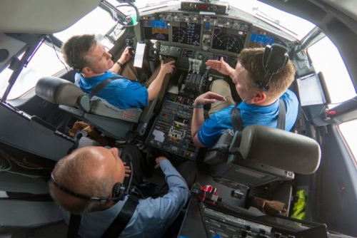 ▲보잉이 3일(현지시간) 소프트웨어를 업데이트한 737맥스 항공기 시험 비행을 하고 있다. 데니스 뮬렌버그(가운데) 보잉 CEO가  비행에 동참해 시험을 살펴보고 있다. 사진제공=보잉
