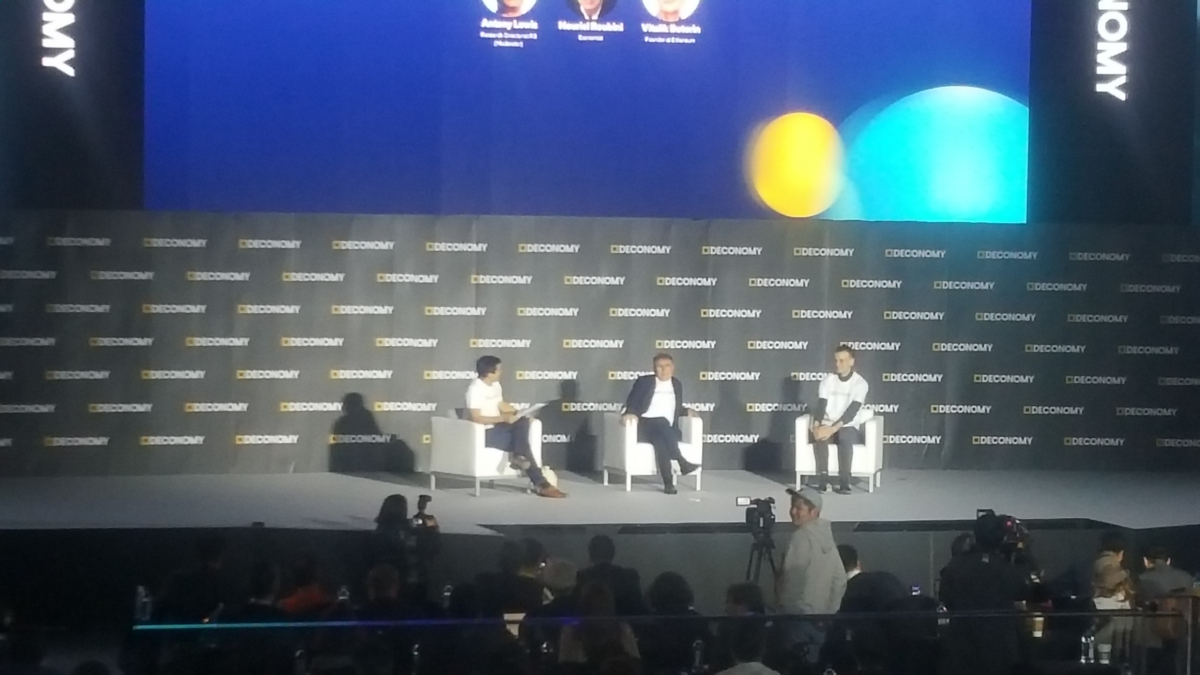 ▲4일 서울 장충체육관에서 열린 제2회 디코노미(분산경제포럼)에 참석한 비탈릭 부테린(오른쪽 첫 버째)이더리움 창시자와 누리엘 루비니 뉴욕대 교수(오른쪽 두 번째)가 가상화폐(암호화폐)의 필요성을 놓고 토론을 하고 있다.(김우람 기자 hura@)