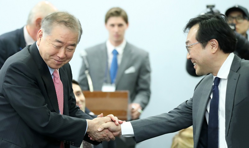 ▲4일 오후 서울 마포구 연세대학교 김대중도서관에서 '문재인 정부와 한반도 평화 이니셔티브 학술회의'에서 문정인 대통령 통일외교안보 특별보좌관(왼쪽)과 이도훈 외교부 한반도평화교섭본부장이 악수하고 있다.(연합뉴스)