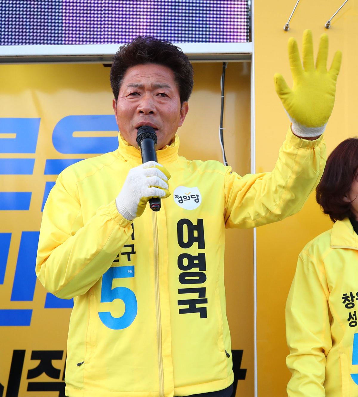 ▲경남 창원성산 4·3 국회의원 보궐선거에서 당선된 정의당 여영국 당선인이 4일 오전 경남 창원시 성산구 창원병원 사거리에서 출근길 시민들에게 감사 인사를 하고 있다. (연합뉴스)