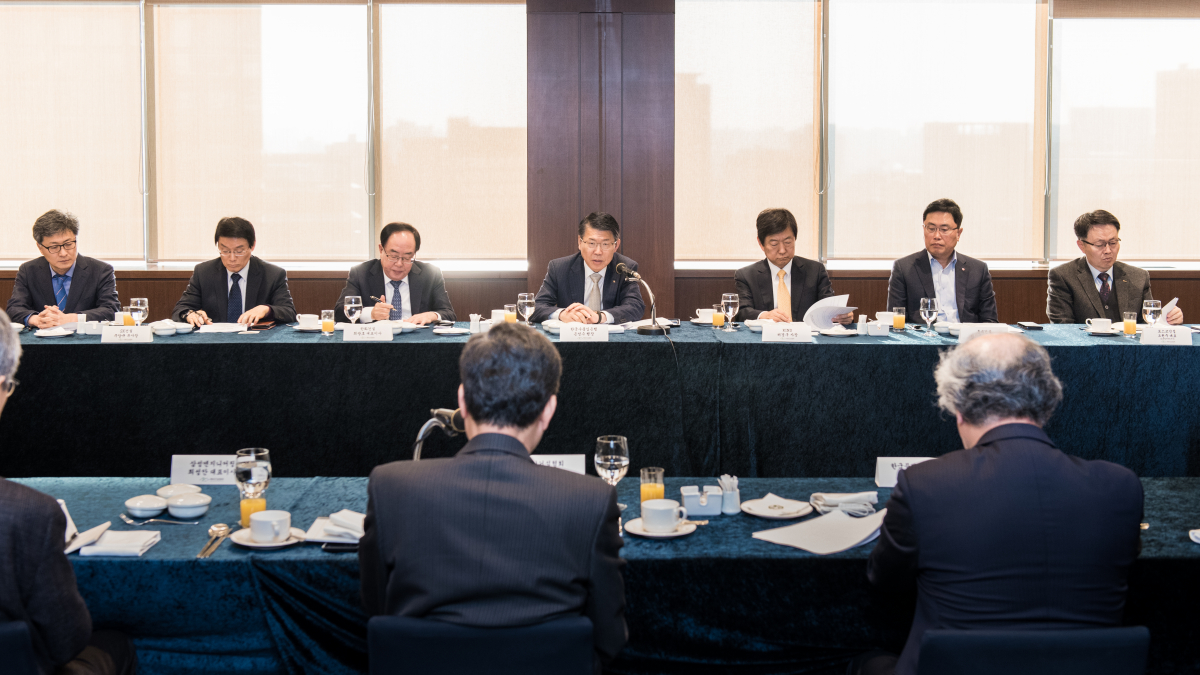 ▲은성수(가운데) 수출입은행장이 4일 서울 명동 은행회관에서 열린 '2019년도 해외건설 수주플랫폼 2차 회의'에서 발언하고 있다.(사진제공=수출입은행)