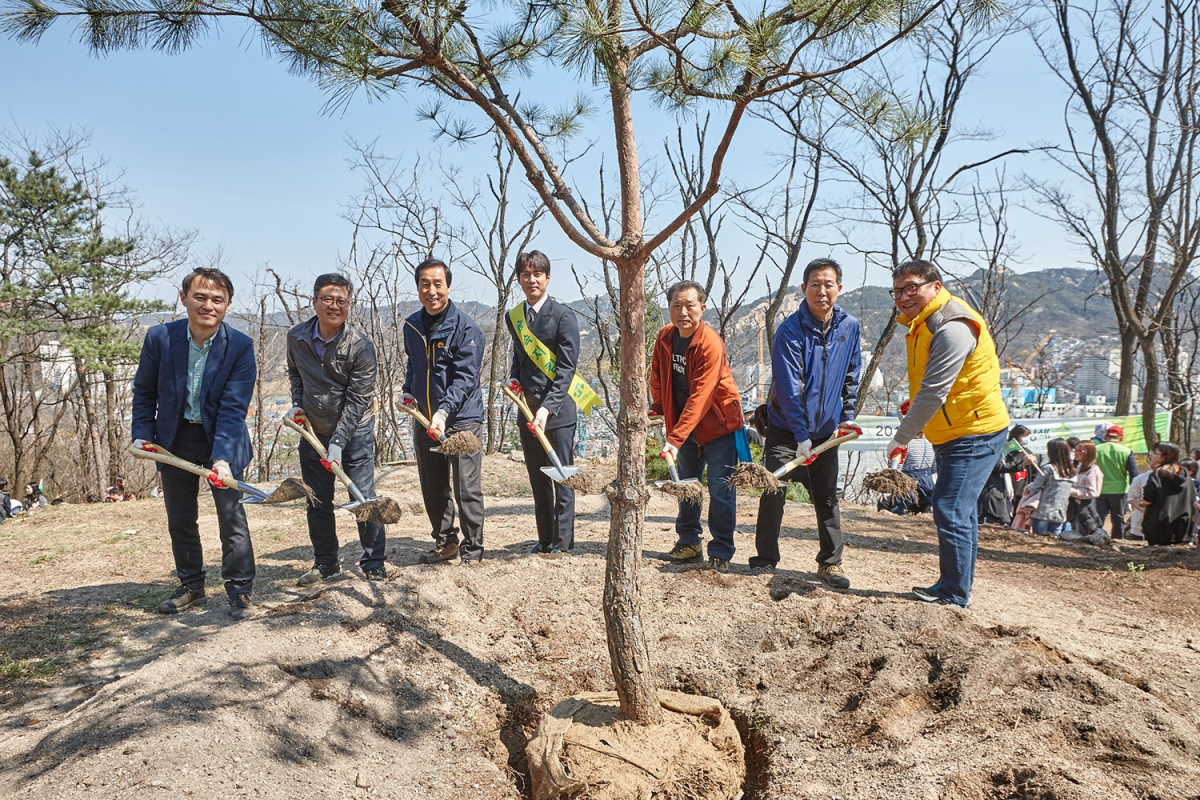 ▲금호타이어는 4일 서울 서대문구 홍은동 북한산에서 서울시와 함께 ‘탄소 상쇄 숲’ 행사를 진행했다.(사진제공=금호타이어)