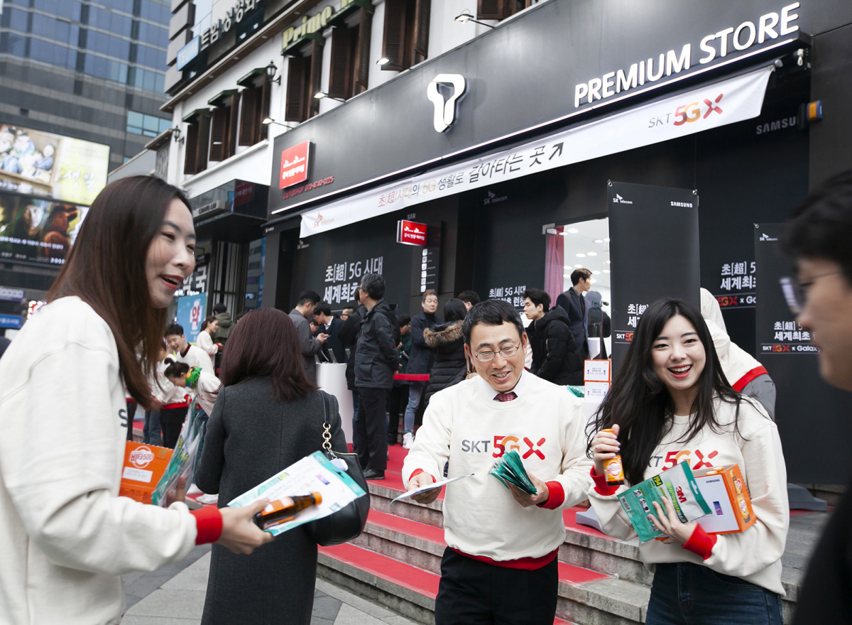 ▲. 유영상 SK텔레콤 MNO사업부장이 5G 개통을 알리는 가두 홍보 활동을 하고 있다.(사진제공= SK텔레콤)