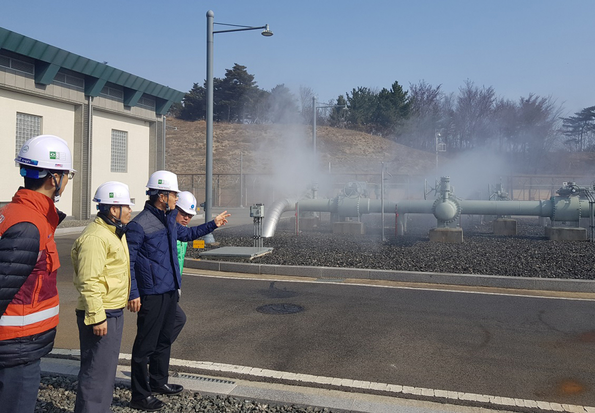 ▲김영두 사장 직무대리(왼쪽 세 번째)가 강원도 산불 관련 공급관리소 내 살수설비 방수조치 현장을 점검하고 있다.(출처=한국가스공사)