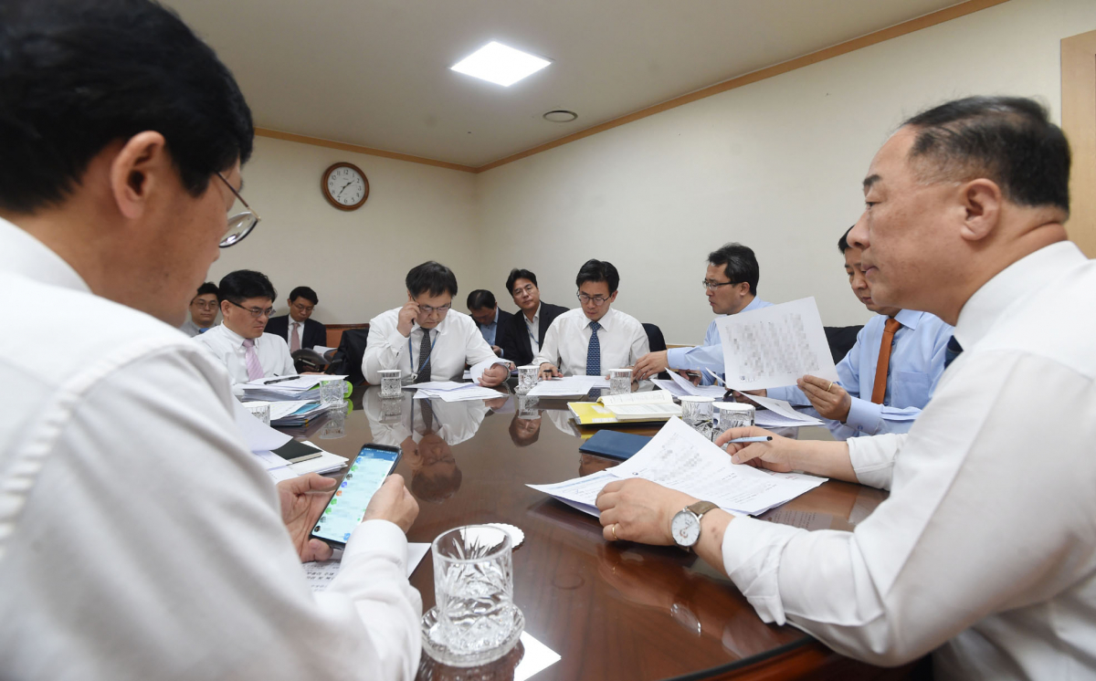 ▲홍남기 부총리 겸 기획재정부 장관(오른쪽)이 4월 5일 광화문 정부서울청사에서 강원 동해안 산불과 관련 기재부 긴급간부회의 소집, 산불 피해복구 및 이재민 구호 등을 재정.세정 측명에서 신속지원 하는 방안과 계획을 논의하고 있다.(출처=기획재정부)