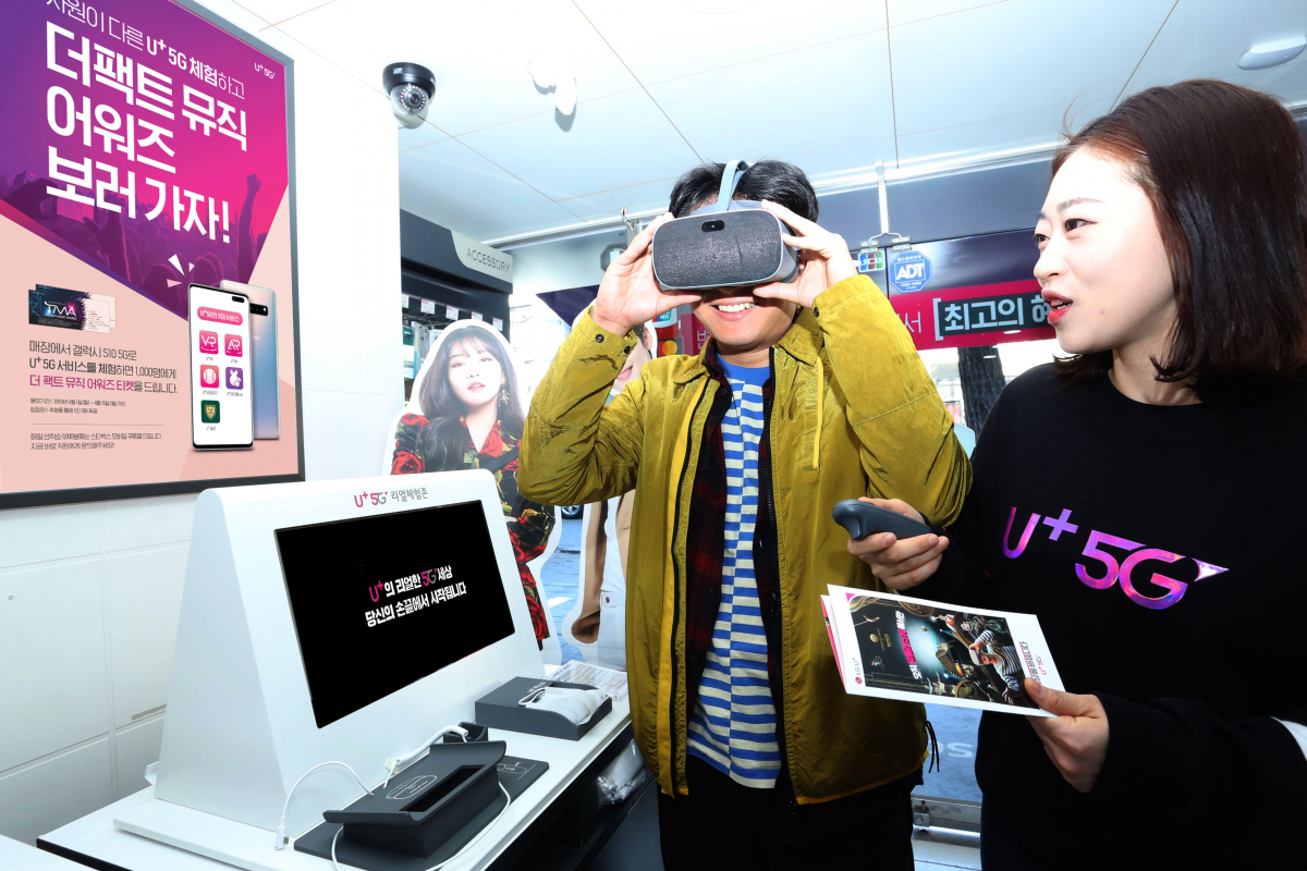 ▲LG유플러스 모델이 LG유플러스 매장에 설치된 5G 체험존을 이용하고 있다.(사진제공= LG유플러스)