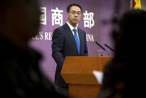 ▲가오펑 중국 상무부 대변인이 베이징 상무부에서 열린 정례 브리핑에서 기자의 질문에 귀를 기울이고 있다. 베이징/AP뉴시스
